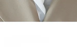 Gros plan sur la texture du blazer en sergé kaki et le revers avec chemise blanche