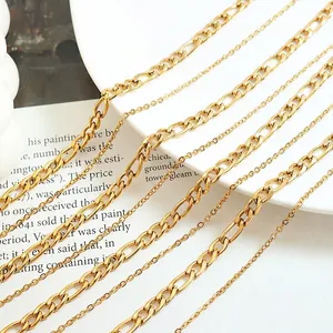 Collier double couche en acier titane plaqué or 18 carats avec maille Figaro