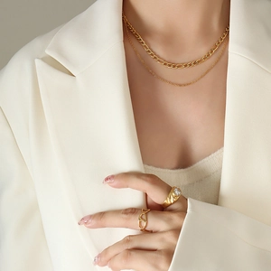Ensemble collier double rang maille Figaro dorée et bagues tendance pour femme