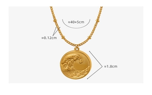 Plan détaillé du collier plaqué or 18K avec pendentif vague gaufré de 1,8 cm