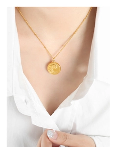 Gros plan détaillé du collier plaqué or 18 carats avec pendentif vagues de mer sur un mannequin