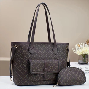 Détail d'un ensemble cabas marron foncé à imprimé monogramme avec petit porte-monnaie