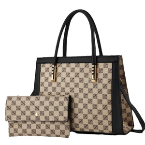 Ensemble sac cabas à carreaux monogramme avec portefeuille assorti et détails noirs