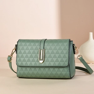 Borsa a tracolla in pelle goffrata verde erba con motivi geometrici e fibbia in metallo dorato