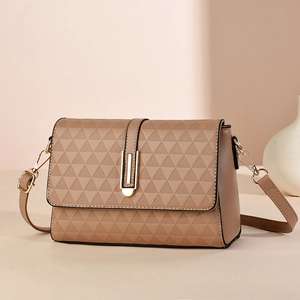 Borsa a tracolla in pelle color cammello con motivi geometrici e dettagli dorati