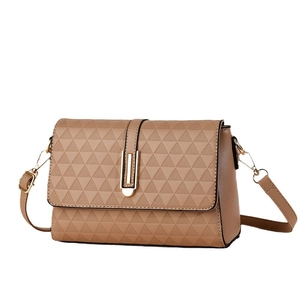Borsa a tracolla in pelle marrone con goffratura geometrica e dettagli dorati