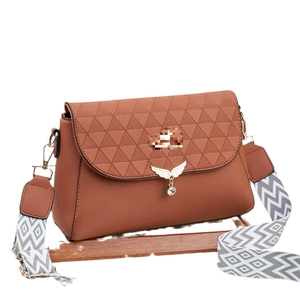 Sac bandoulière matelassé marron avec boucle ailes et large sangle à motif géométrique