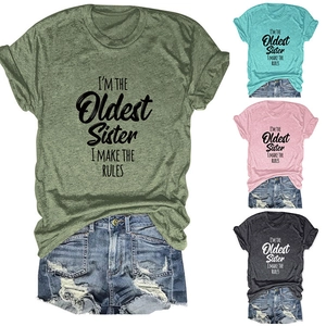 Détails des manches retroussées et du slogan sur des t-shirts en coton en quatre couleurs