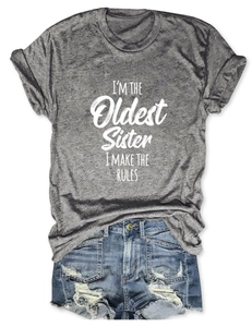 T-shirt gris imprimé I'M THE OLDEST SISTER avec un short en jean bleu délavé à plat