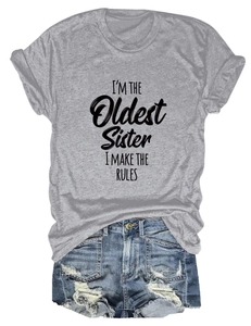 Détail du t-shirt gris en coton et du short en jean avec bords effilochés pour femmes