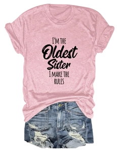 Détail du t-shirt rose en coton avec imprimé texte assorti à un short en jean délavé