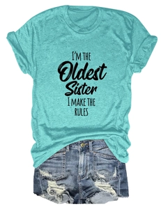 Détail du t-shirt bleu Tiffany avec slogan et d'un short en jean délavé usé