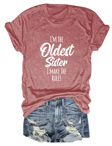 T-shirt rouge brique imprimé posé à plat avec un short en jean bleu clair délavé