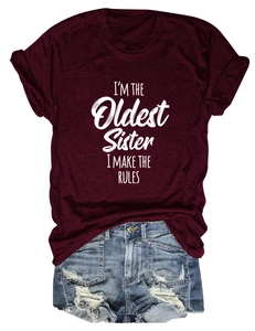 T-shirt bordeaux avec texte I'M THE OLDEST SISTER et short en jean bleu clair délavé