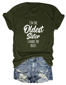 Mise à plat de t-shirt vert foncé avec texte et short en jean déchiré pour femmes