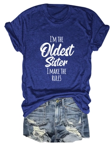 Mise à plat du t-shirt bleu marine avec imprimé I'M THE OLDEST SISTER et short en jean