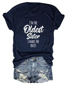 Détail du t-shirt I'M THE OLDEST SISTER marine avec short en jean vieilli