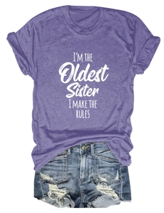 Détail du t-shirt violet avec slogan et short en jean bleu à bords effilochés