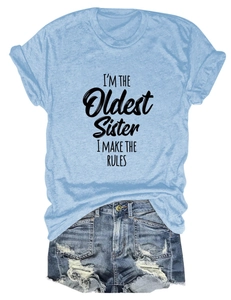 Détail du t-shirt bleu ciel avec slogan et short en jean vieilli ensemble d'été
