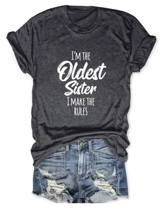 Détail à plat du t-shirt gris foncé avec citation et short en jean bleu déchiré