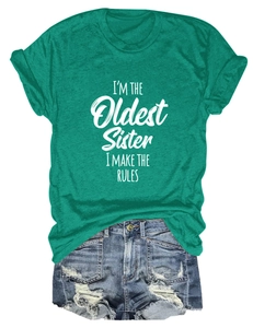 Détail à plat du t-shirt à motif sœur aînée et du short en jean déchiré