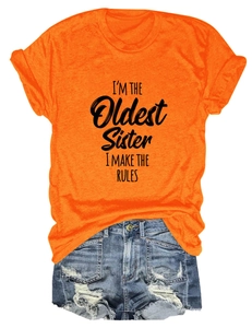T-shirt orange à inscription I'M THE OLDEST SISTER et short en jean à plat