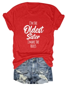 T-shirt en coton rouge avec texte imprimé et short en jean délavé présenté à plat