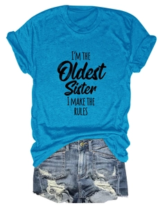 Détail du t-shirt bleu imprimé et du short en jean délavé avec effet vieilli à plat