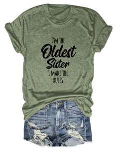 Mise à plat de t-shirt vert armée avec texte et short en jean bleu déchiré