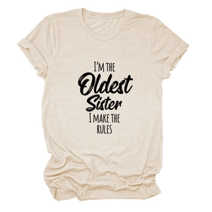 Détail macro du col côtelé et du tissu en maille douce sur le t-shirt abricot