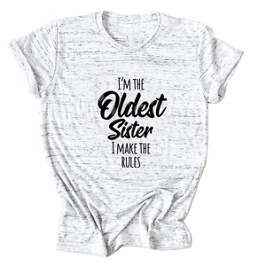 Détail du t-shirt gris chiné avec inscription noire I'M THE OLDEST SISTER I MAKE THE RULES