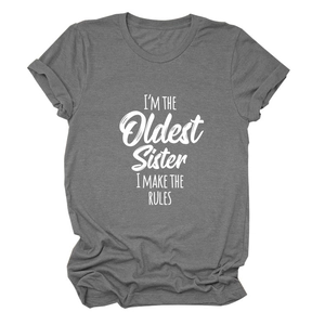 Gros plan sur l'inscription I'M THE OLDEST SISTER sur un t-shirt gris anthracite
