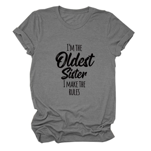 Détail du t-shirt gris en coton avec texte imprimé noir I'M THE OLDEST SISTER