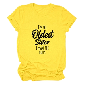 Détail d'un t-shirt en coton jaune avec texte imprimé I'M THE OLDEST SISTER et col rond
