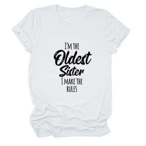 Détail du t-shirt blanc en coton avec slogan I'M THE OLDEST SISTER et manches revers