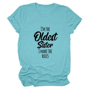 Détail d'un t-shirt bleu sarcelle avec texte imprimé 'I'M THE OLDEST Sister' noir