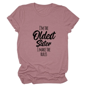 Détail du t-shirt mauve avec imprimé cursif noir 'I'M THE OLDEST SISTER' sur le devant