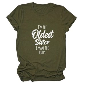 Détail de t-shirt vert armée avec texte imprimé blanc et manches courtes à bords retroussés