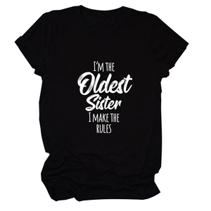Détail de l'imprimé I'M THE OLDEST SISTER sur un t-shirt noir à manches courtes en coton