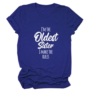 Détail du t-shirt bleu roi avec l'inscription blanche I'M THE OLDEST SISTER imprimée