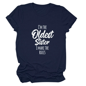 Gros plan du texte imprimé I'M THE OLDEST SISTER sur un t-shirt en coton bleu marine