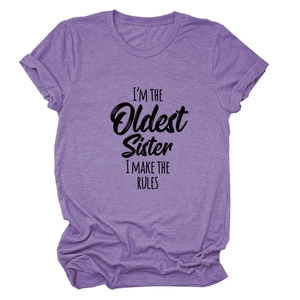 Détail d'un t-shirt violet en coton avec texte I'M THE OLDEST SISTER et col rond