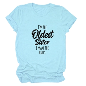 Gros plan sur l'imprimé 'I'M THE OLDEST Sister' en noir sur un t-shirt en coton bleu clair