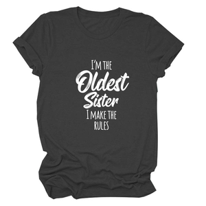 Détail d'un t-shirt en coton gris anthracite avec l'imprimé blanc I'M THE OLDEST SISTER