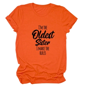 Vue détaillée du t-shirt orange en coton avec l'imprimé texte 'I'M THE OLDEST Sister'
