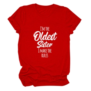 Détail du t-shirt rouge Oldest Sister avec slogan blanc et manches retroussées
