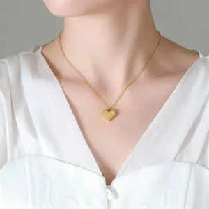 Collier cœur en acier inoxydable plaqué or 18 carats avec zircone sur modèle