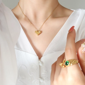 Collier cœur en acier plaqué or 18k avec zircon et bague vintage avec pierre verte
