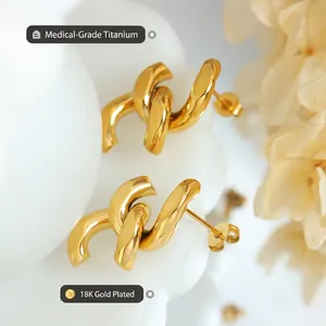 Boucles d'oreilles en acier titane plaqué or 18 carats avec design torsadé poli