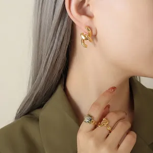 Parure de bijoux plaquée or 18k avec boucles d'oreilles torsadées et bague en pierre